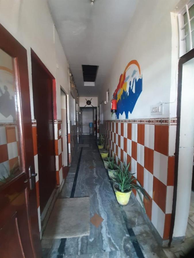 Friends Guest House & Hostel Агра Екстериор снимка